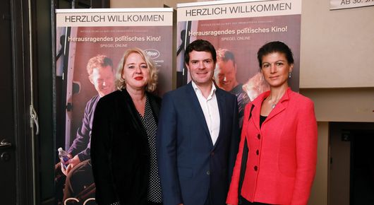 Andrea Kocsis (ver.di), Björn Böhning (Permanent State Secretary at the Federal Ministry of Labour and Social Affairs) Sahra Wagenknecht (DIE LINKE) in front of the poster for Sorry We Missed You (from left to right) . Öffnet Seite: : Film-Preview in Berlin: Ken Loachs neuer Film widmet sich der Schattenseite der Gig-Economy