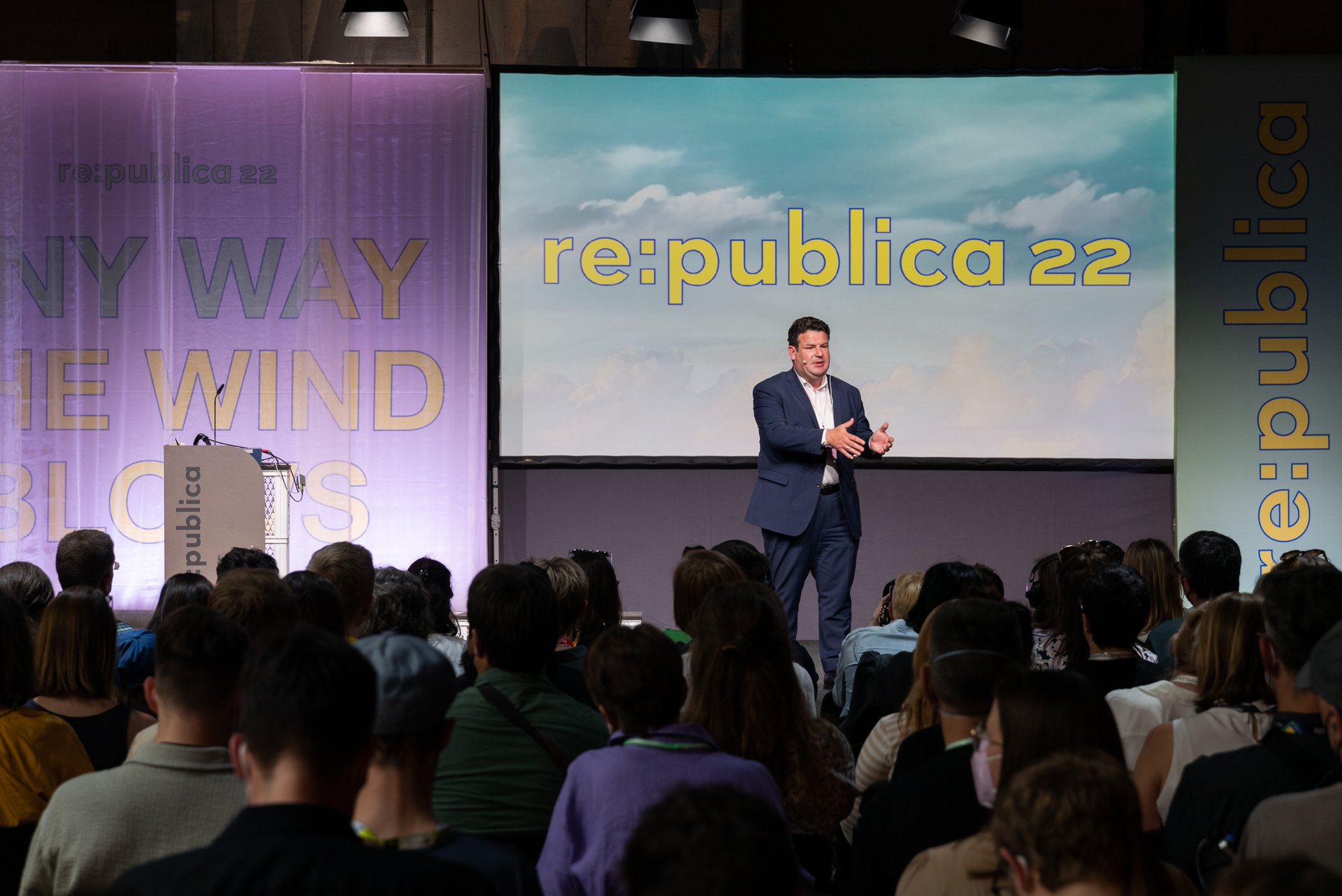 Bundesarbeitsminister Hubertus Heil steht auf der Bühne der re:publica 2022 und spricht zum Publikum.. 